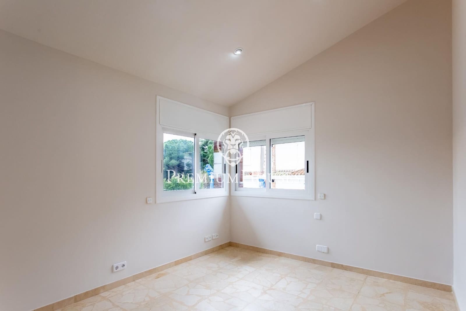 4 bedroom Villa for sale in Alella with pool garage - € 1,720,000 (Ref: 9548180)