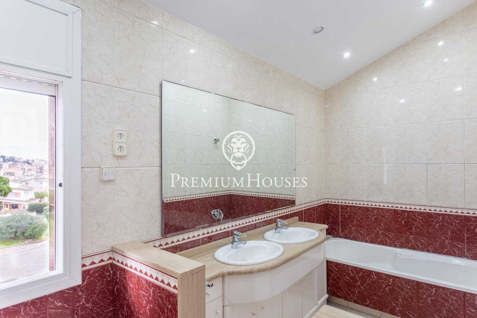 4 bedroom Villa for sale in Alella with pool garage - € 1,720,000 (Ref: 9548180)