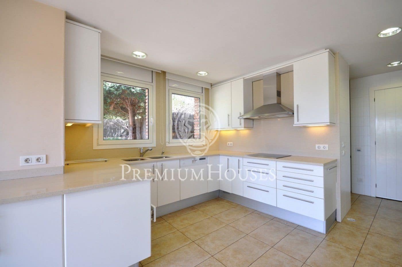 3 bedroom Villa for rent in Sant Andreu de Llavaneres with pool garage - € 3,500 (Ref: 9591263)