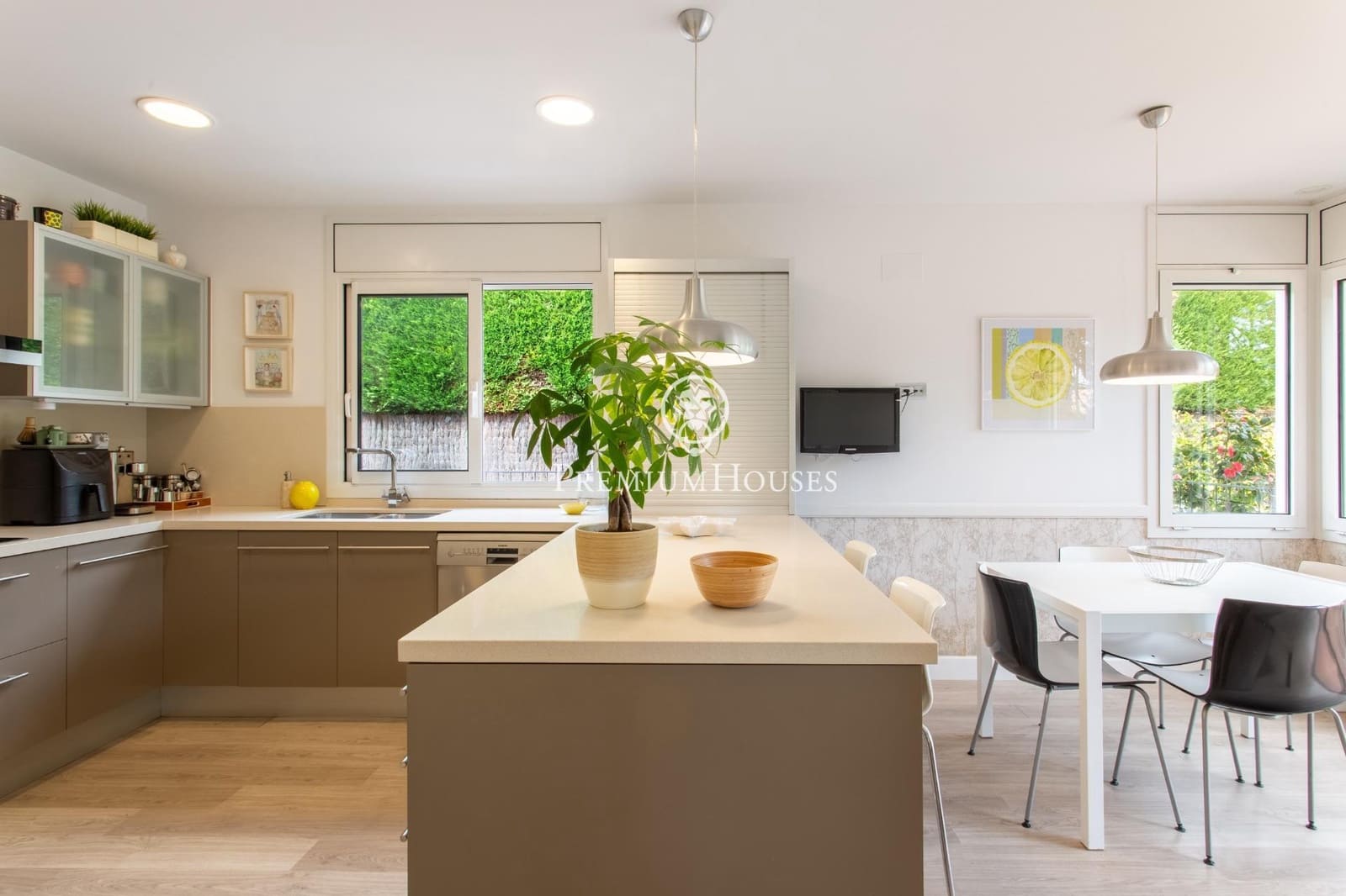 Chalet de 4 habitaciones en Sant Vicenç de Montalt en venta con piscina garaje - 1.300.000 € (Ref: 9674213)