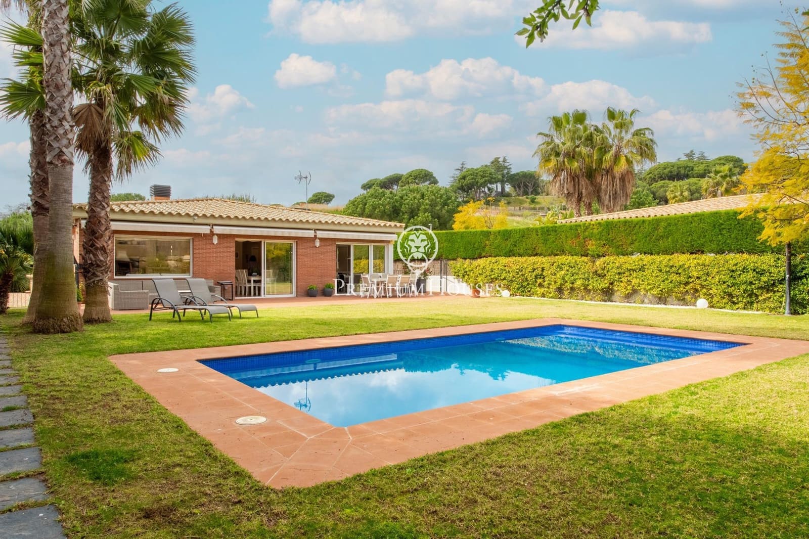 Chalet de 4 habitaciones en Sant Vicenç de Montalt en venta con piscina garaje - 1.300.000 € (Ref: 9674213)