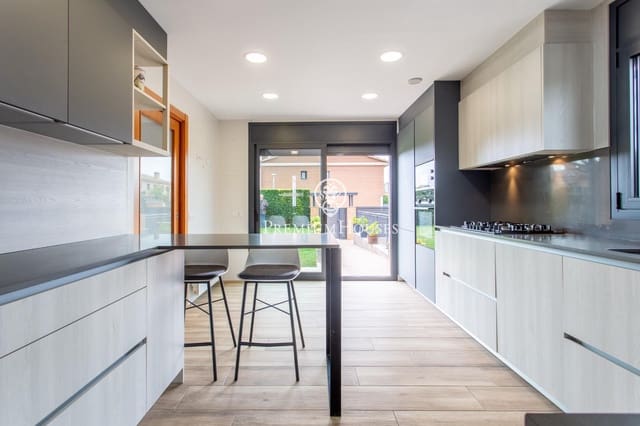 5 soverom Villa til salgs i Cabrera de Mar med svømmebasseng garasje - € 1 360 000 (Ref: 9686419)