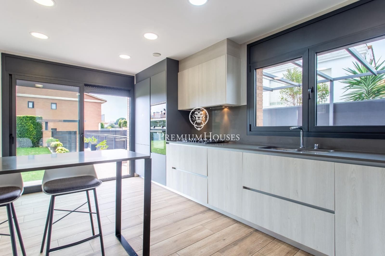 5 bedroom Villa for sale in Cabrera de Mar with pool garage - € 1,360,000 (Ref: 9686419)