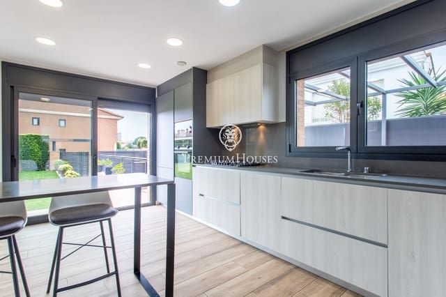 5 soverom Villa til salgs i Cabrera de Mar med svømmebasseng garasje - € 1 360 000 (Ref: 9686419)