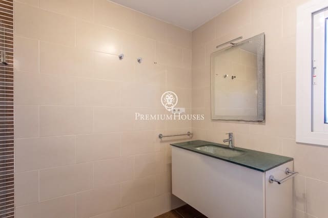 7 bedroom Villa for sale in Sant Cebrià de Vallalta - € 450,000 (Ref: 9690595)