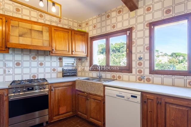 7 bedroom Villa for sale in Sant Cebrià de Vallalta - € 450,000 (Ref: 9690595)