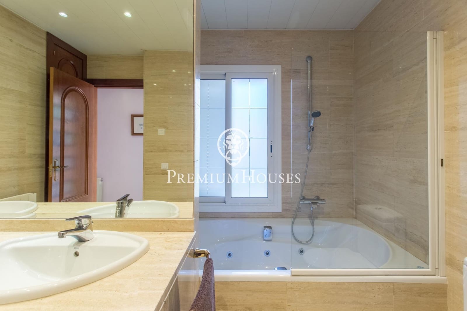 4 slaapkamer Villa te koop in Sant Vicenc de Montalt met zwembad garage - € 1.085.000 (Ref: 9721697)