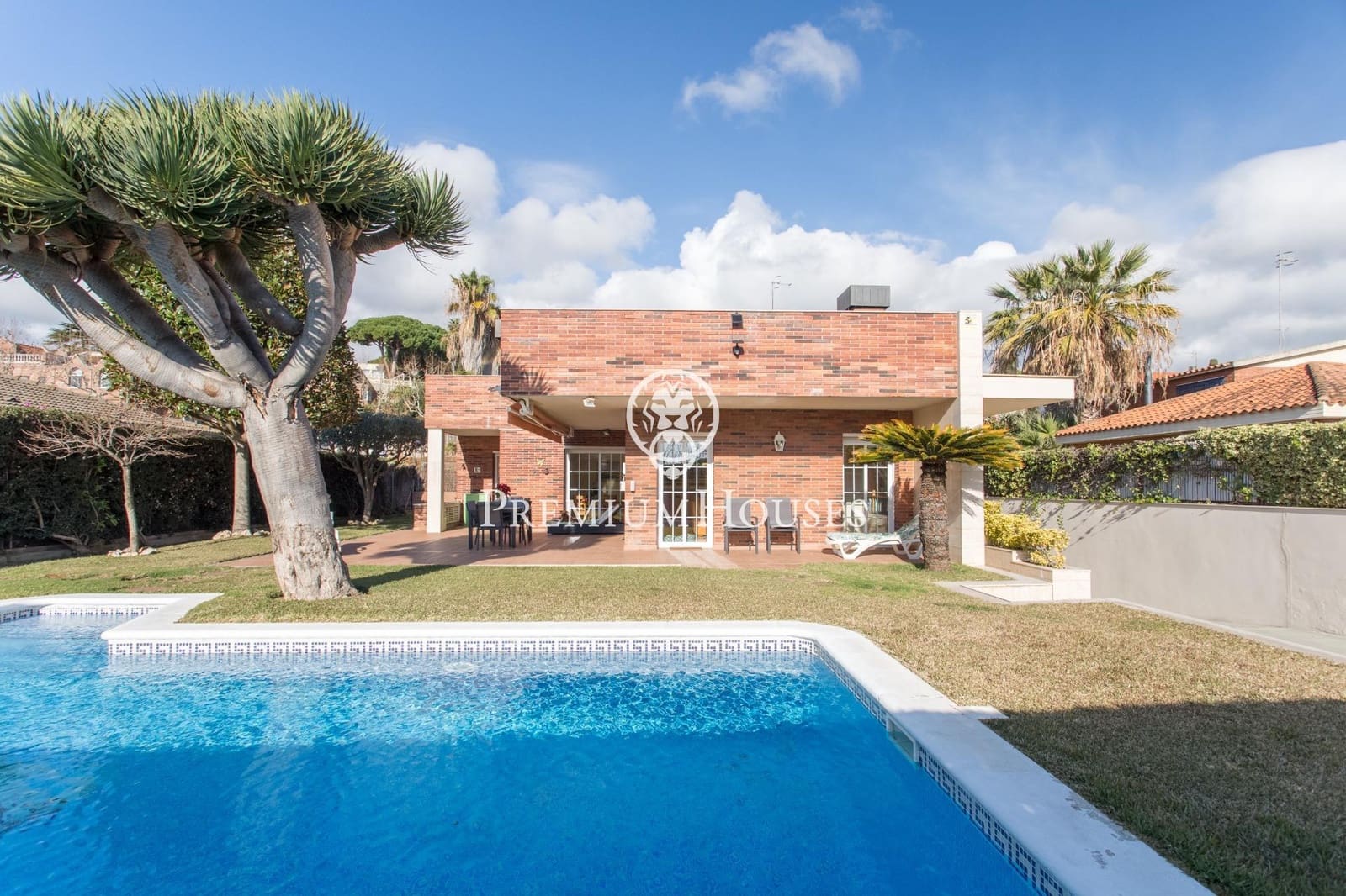 4 slaapkamer Villa te koop in Sant Vicenc de Montalt met zwembad garage - € 1.085.000 (Ref: 9721697)