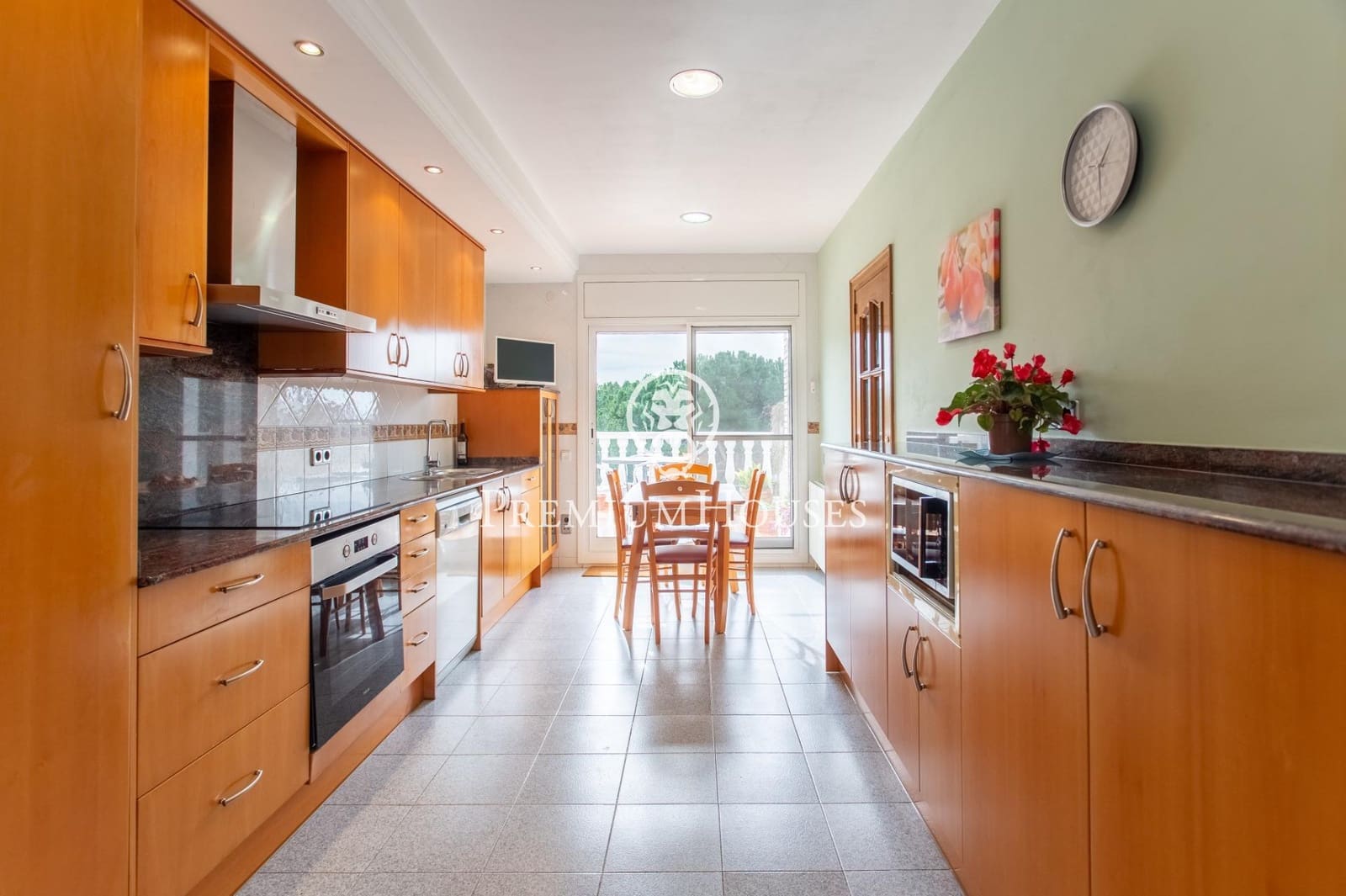 9 bedroom Semi-detached Villa for sale in Badalona with garage - € 1,395,000 (Ref: 9743130)