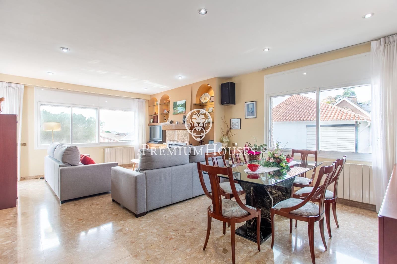 9 bedroom Semi-detached Villa for sale in Badalona with garage - € 1,395,000 (Ref: 9743130)