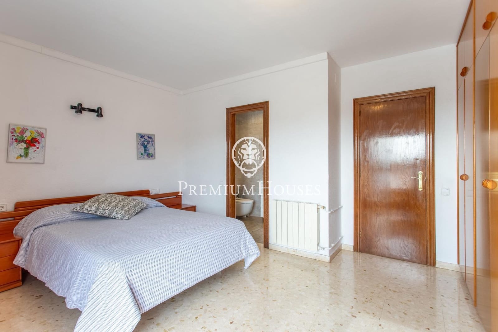 9 bedroom Semi-detached Villa for sale in Badalona with garage - € 1,395,000 (Ref: 9743130)