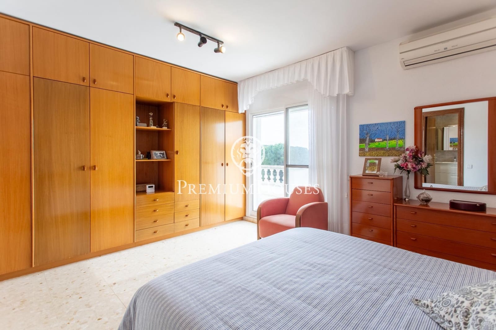 9 bedroom Semi-detached Villa for sale in Badalona with garage - € 1,395,000 (Ref: 9743130)