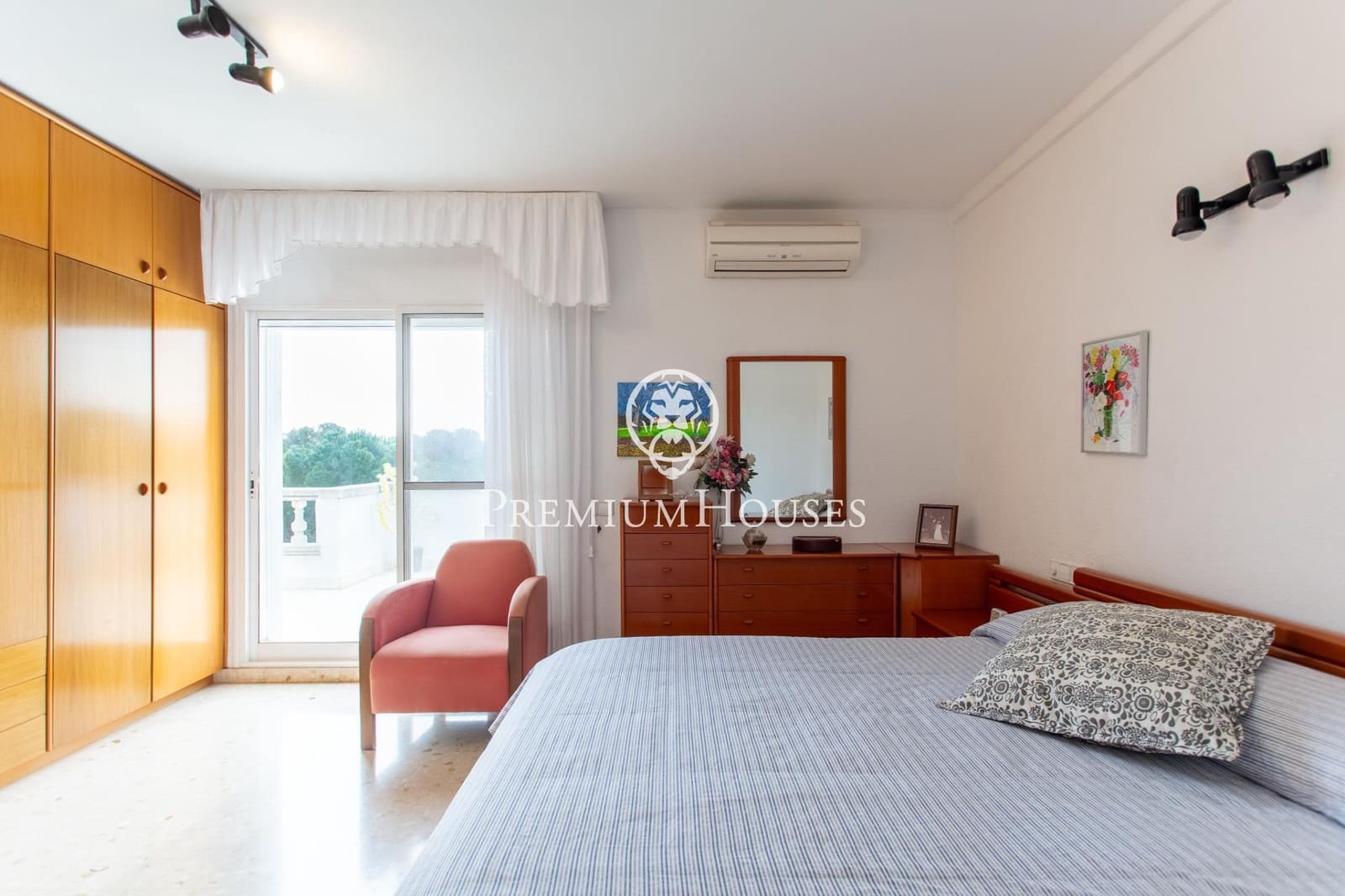 9 bedroom Semi-detached Villa for sale in Badalona with garage - € 1,395,000 (Ref: 9743130)