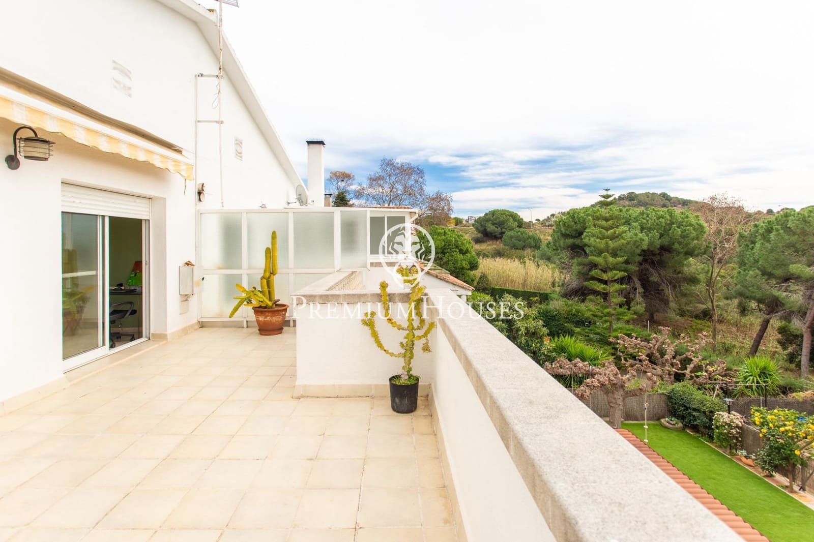 9 bedroom Semi-detached Villa for sale in Badalona with garage - € 1,395,000 (Ref: 9743130)