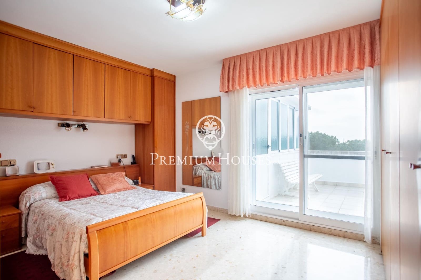 9 bedroom Semi-detached Villa for sale in Badalona with garage - € 1,395,000 (Ref: 9743130)