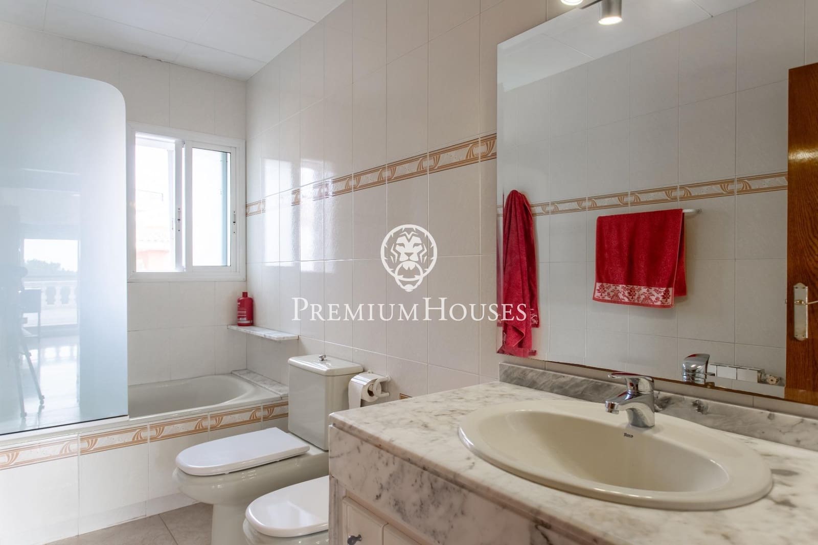 9 bedroom Semi-detached Villa for sale in Badalona with garage - € 1,395,000 (Ref: 9743130)