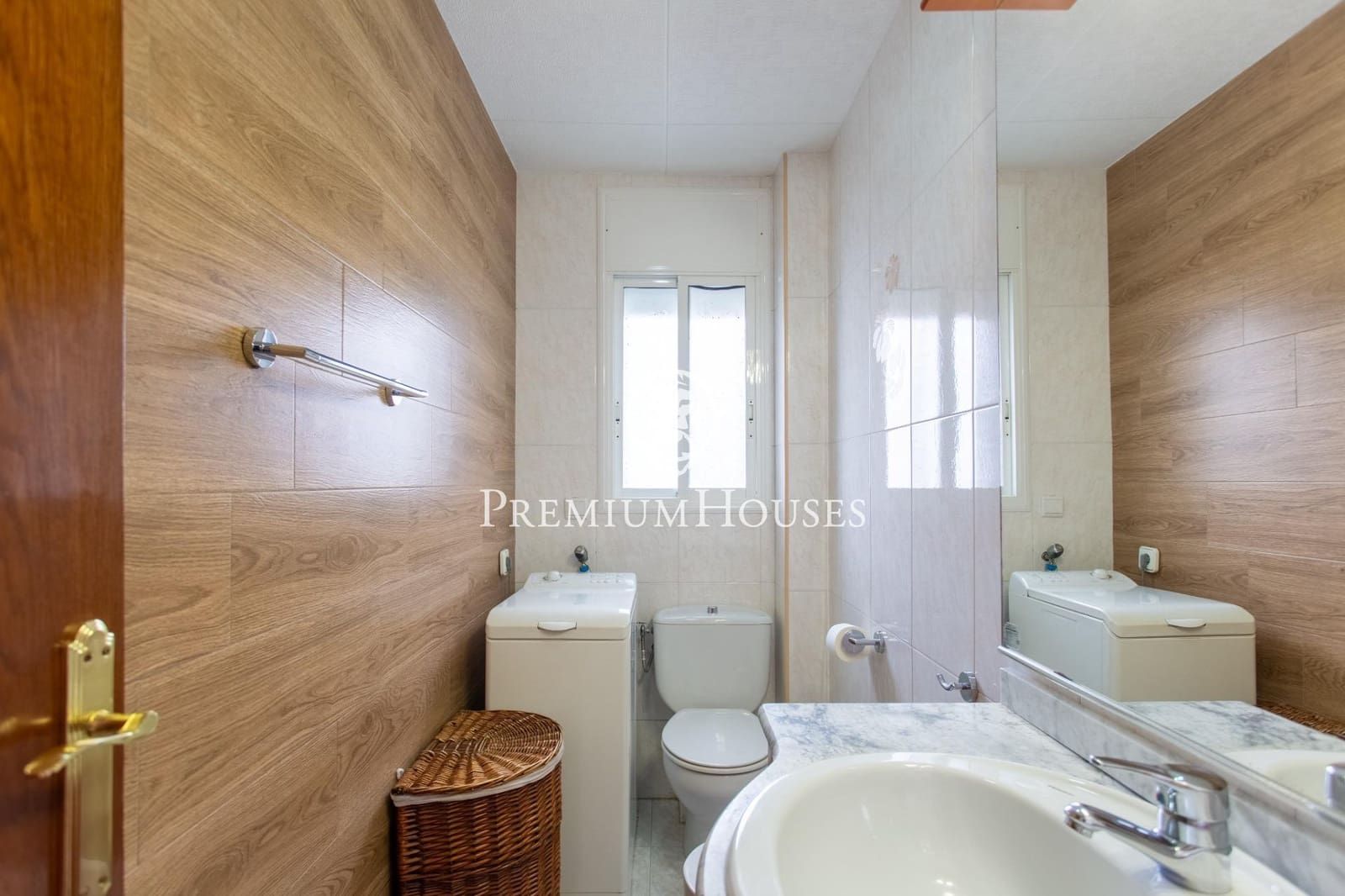 9 bedroom Semi-detached Villa for sale in Badalona with garage - € 1,395,000 (Ref: 9743130)