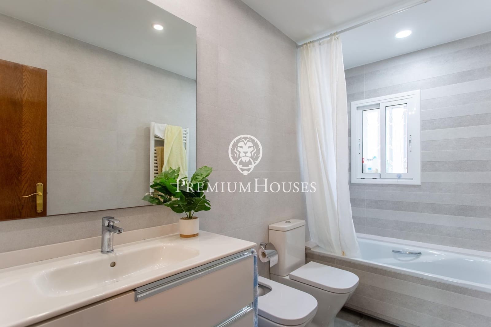 9 bedroom Semi-detached Villa for sale in Badalona with garage - € 1,395,000 (Ref: 9743130)