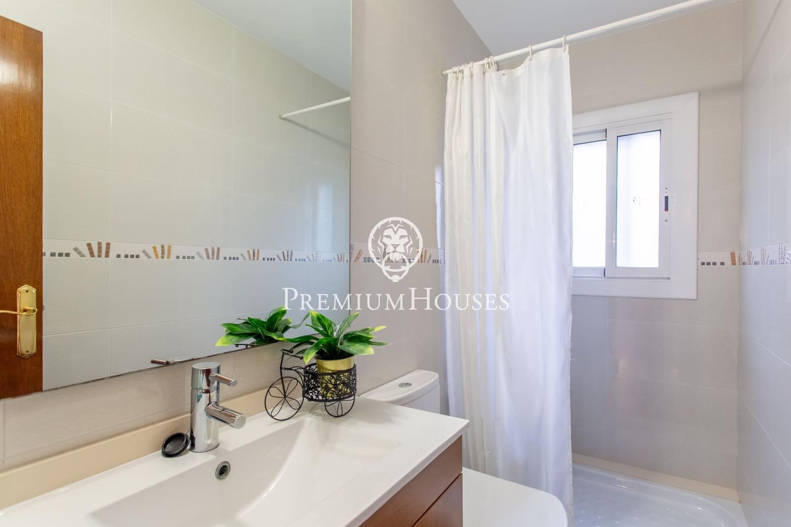 9 bedroom Semi-detached Villa for sale in Badalona with garage - € 1,395,000 (Ref: 9743130)