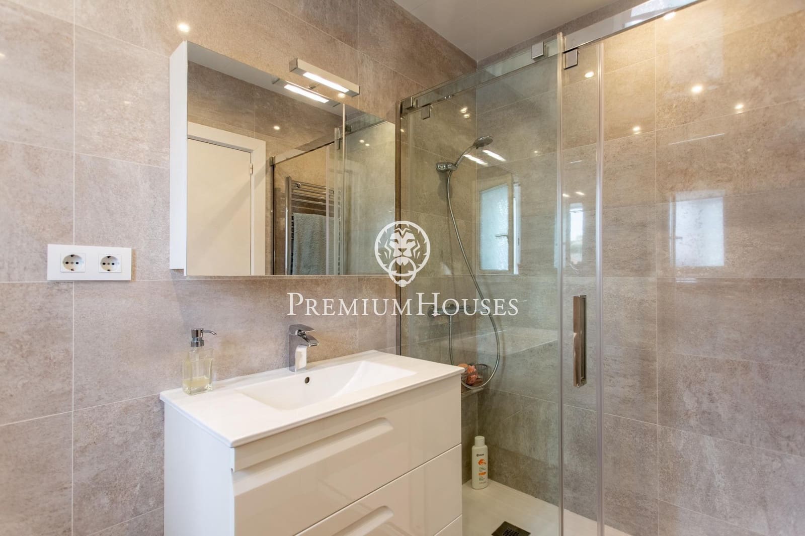 9 bedroom Semi-detached Villa for sale in Badalona with garage - € 1,395,000 (Ref: 9743130)