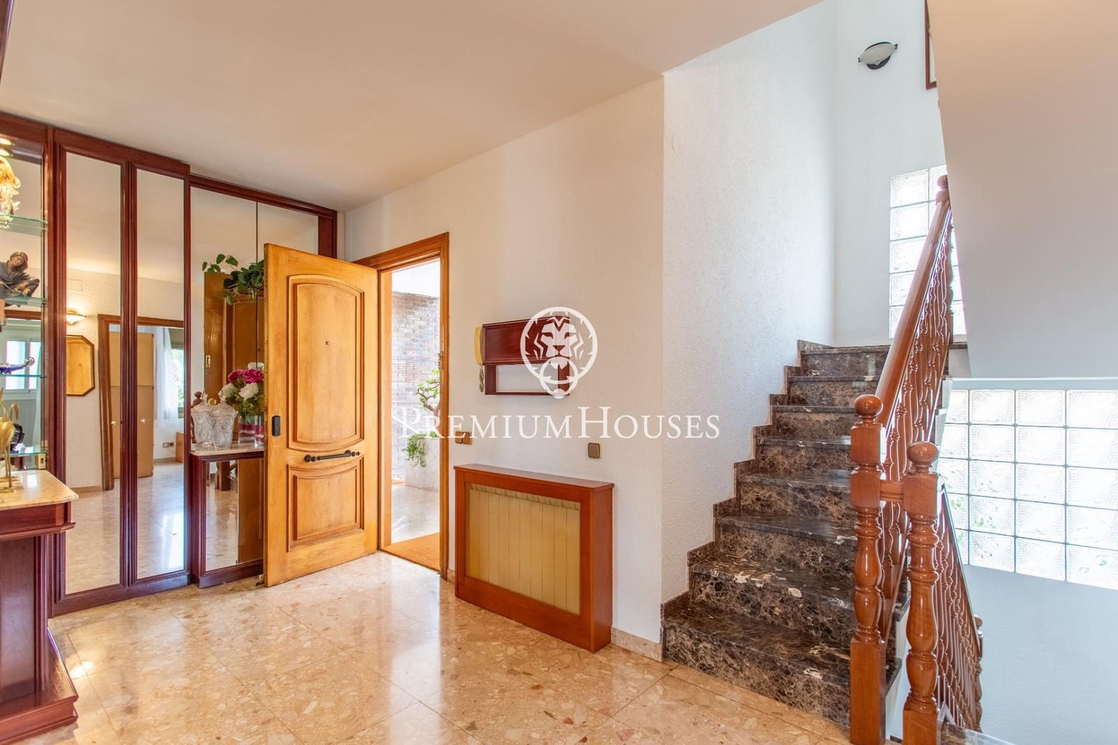 9 bedroom Semi-detached Villa for sale in Badalona with garage - € 1,395,000 (Ref: 9743130)