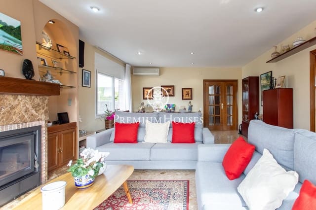 9 bedroom Semi-detached Villa for sale in Badalona with garage - € 1,395,000 (Ref: 9743130)