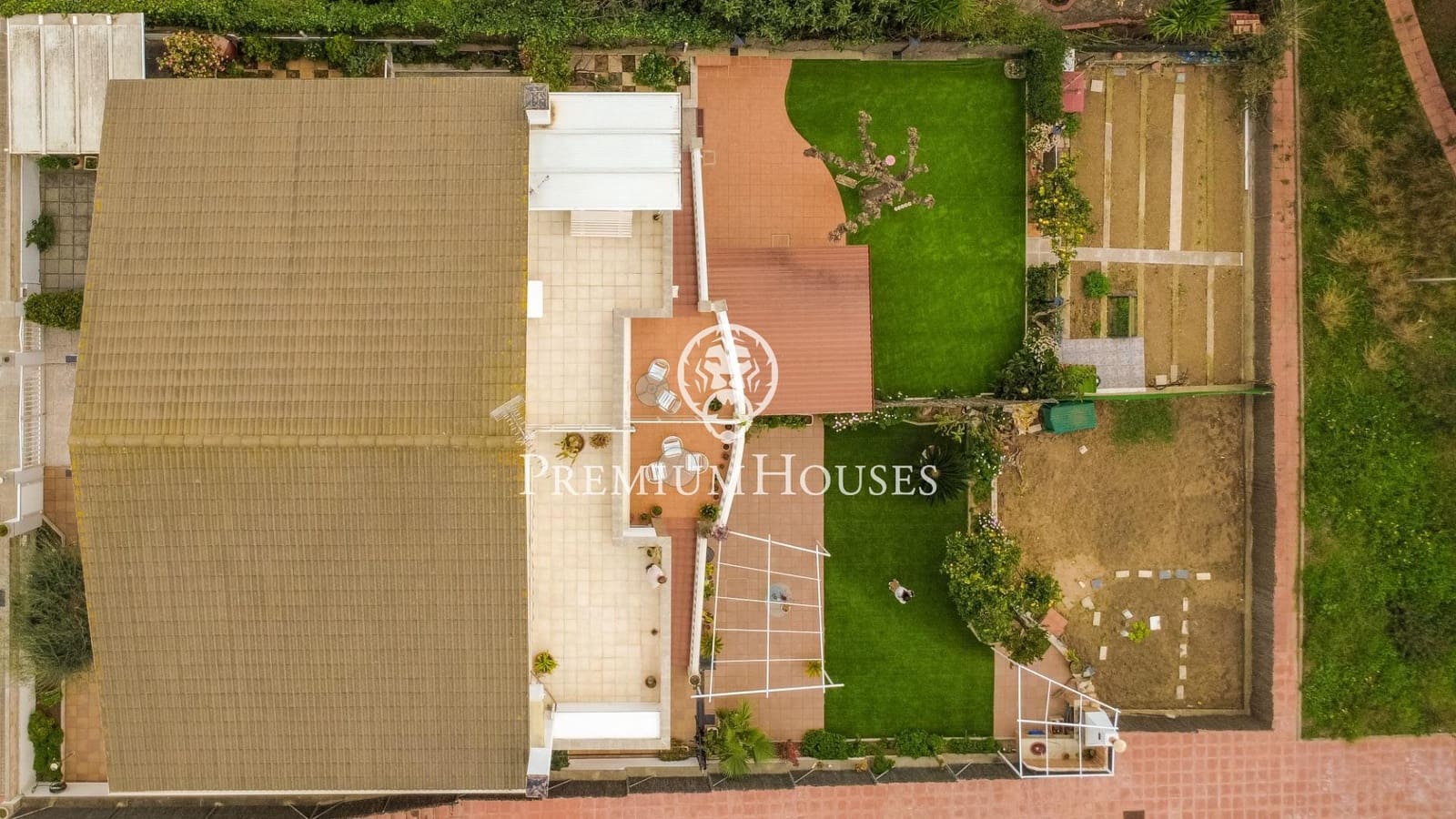 9 bedroom Semi-detached Villa for sale in Badalona with garage - € 1,395,000 (Ref: 9743130)