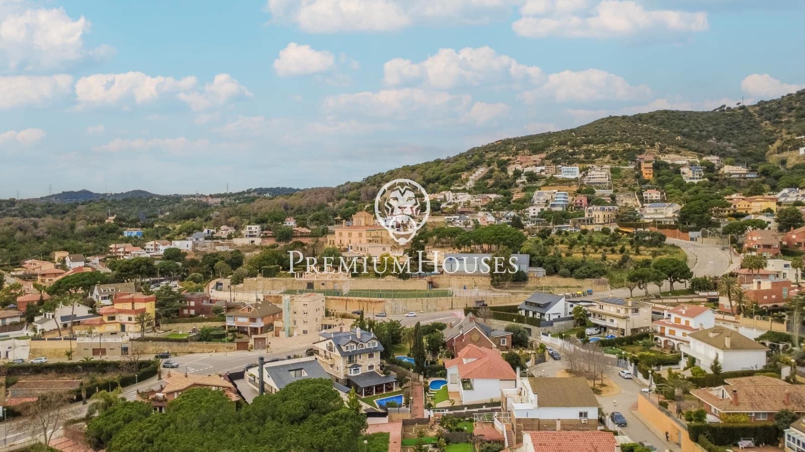 9 bedroom Semi-detached Villa for sale in Badalona with garage - € 1,395,000 (Ref: 9743130)