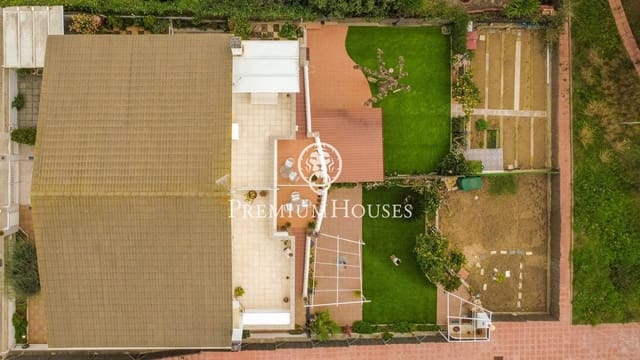 9 bedroom Semi-detached Villa for sale in Badalona with garage - € 1,395,000 (Ref: 9743130)