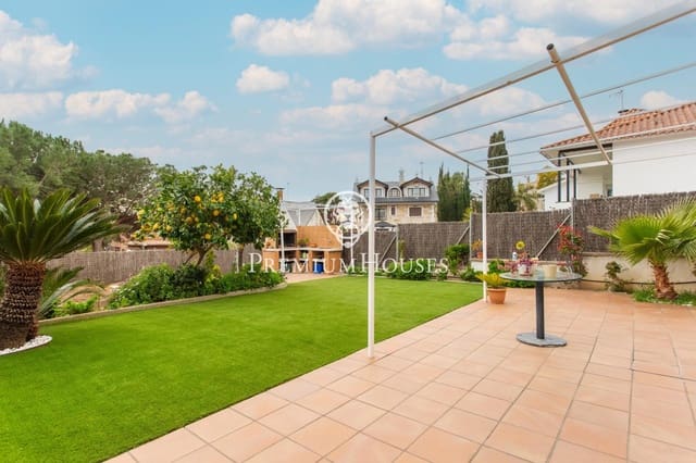 9 bedroom Semi-detached Villa for sale in Badalona with garage - € 1,395,000 (Ref: 9743130)