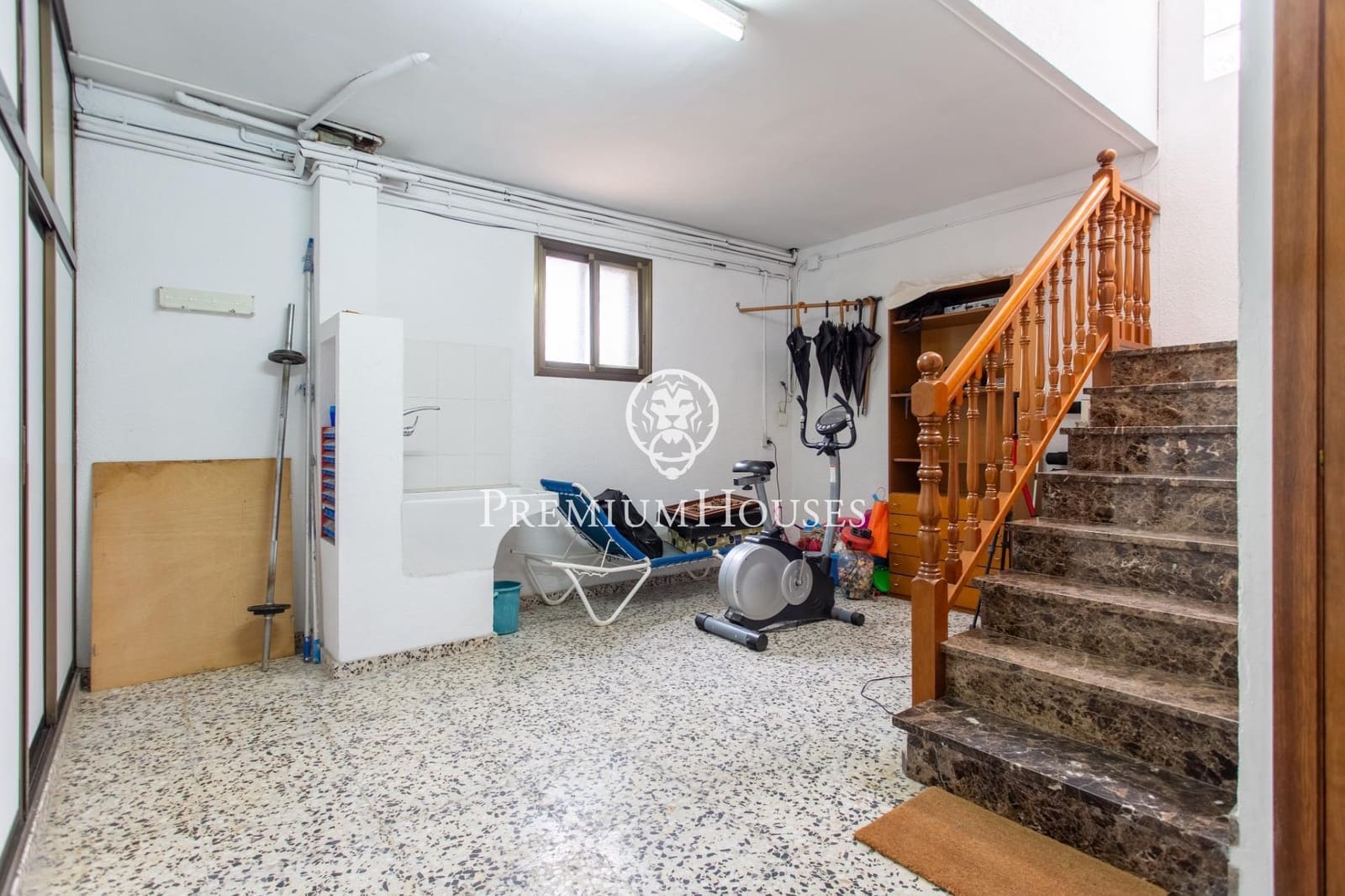 9 bedroom Semi-detached Villa for sale in Badalona with garage - € 1,395,000 (Ref: 9743130)