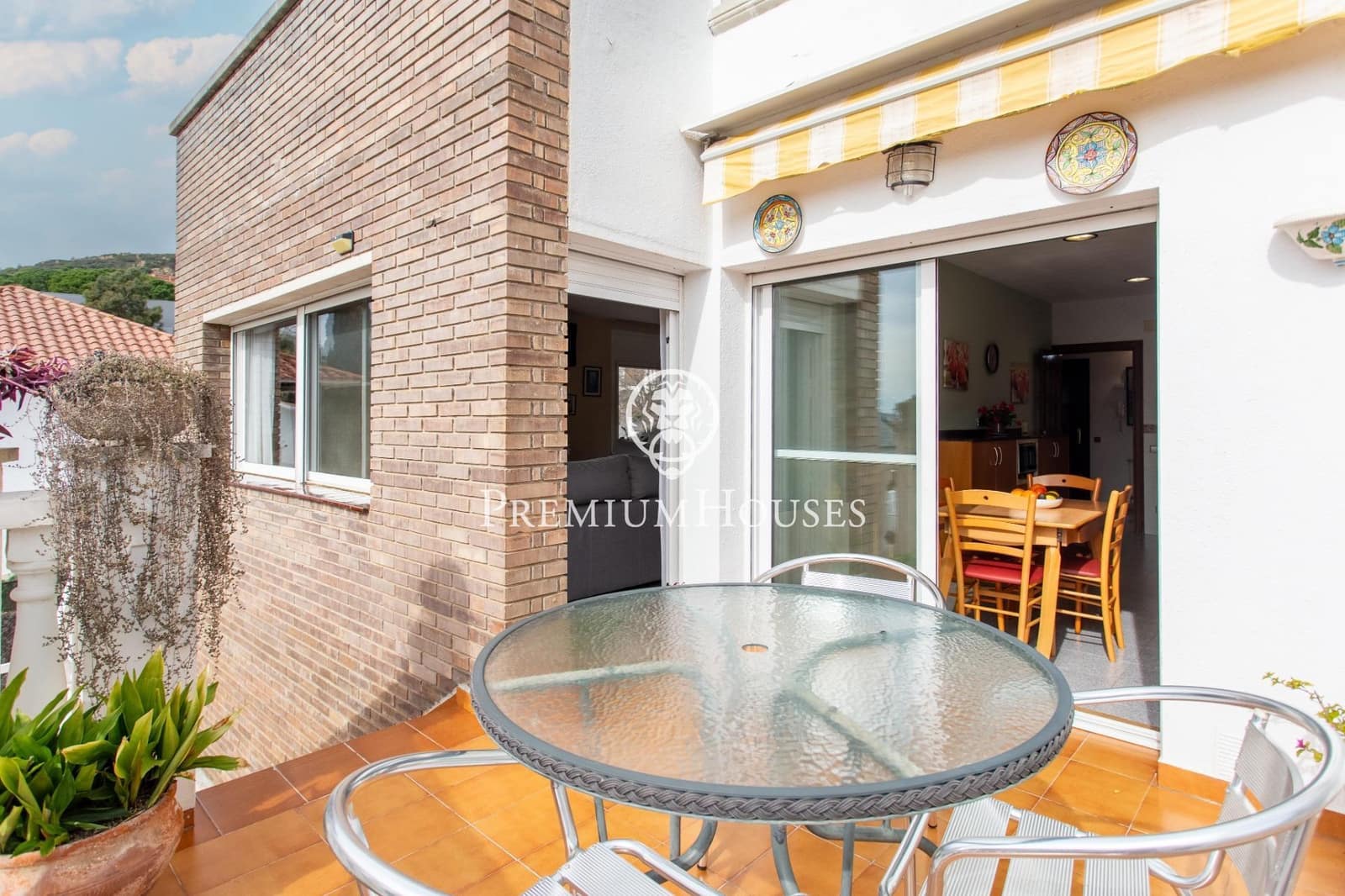 9 bedroom Semi-detached Villa for sale in Badalona with garage - € 1,395,000 (Ref: 9743130)