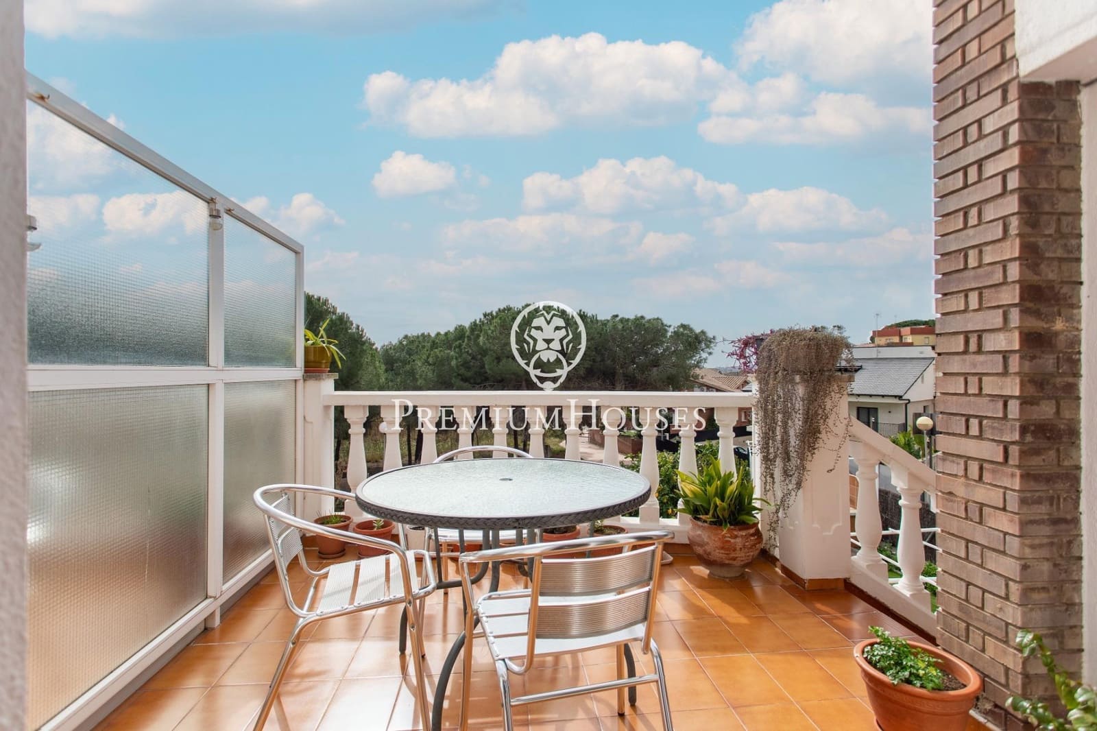 9 bedroom Semi-detached Villa for sale in Badalona with garage - € 1,395,000 (Ref: 9743130)