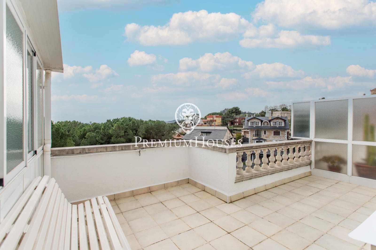 9 bedroom Semi-detached Villa for sale in Badalona with garage - € 1,395,000 (Ref: 9743130)