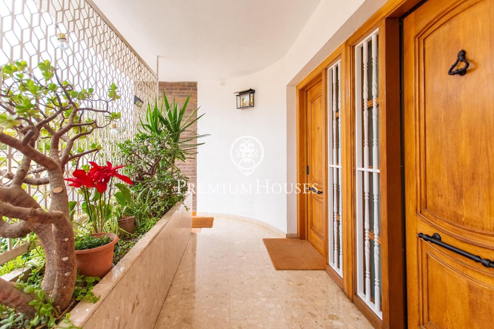9 bedroom Semi-detached Villa for sale in Badalona with garage - € 1,395,000 (Ref: 9743130)