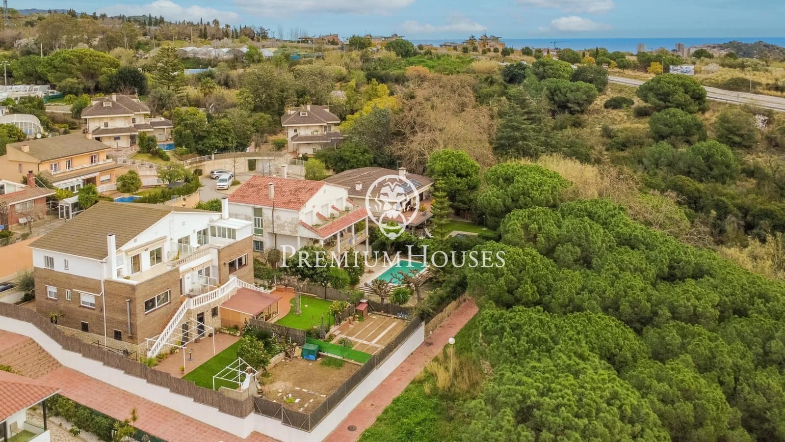 9 bedroom Semi-detached Villa for sale in Badalona with garage - € 1,395,000 (Ref: 9743130)