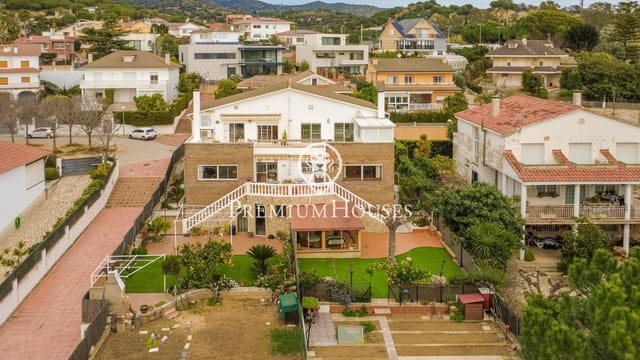 9 bedroom Semi-detached Villa for sale in Badalona with garage - € 1,395,000 (Ref: 9743130)