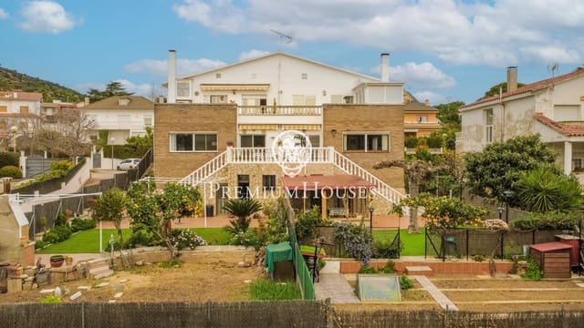 9 bedroom Semi-detached Villa for sale in Badalona with garage - € 1,395,000 (Ref: 9743130)