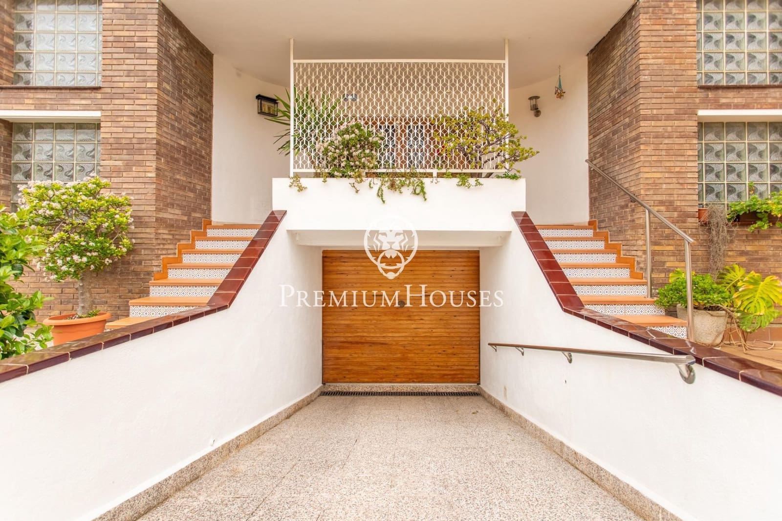 9 bedroom Semi-detached Villa for sale in Badalona with garage - € 1,395,000 (Ref: 9743130)