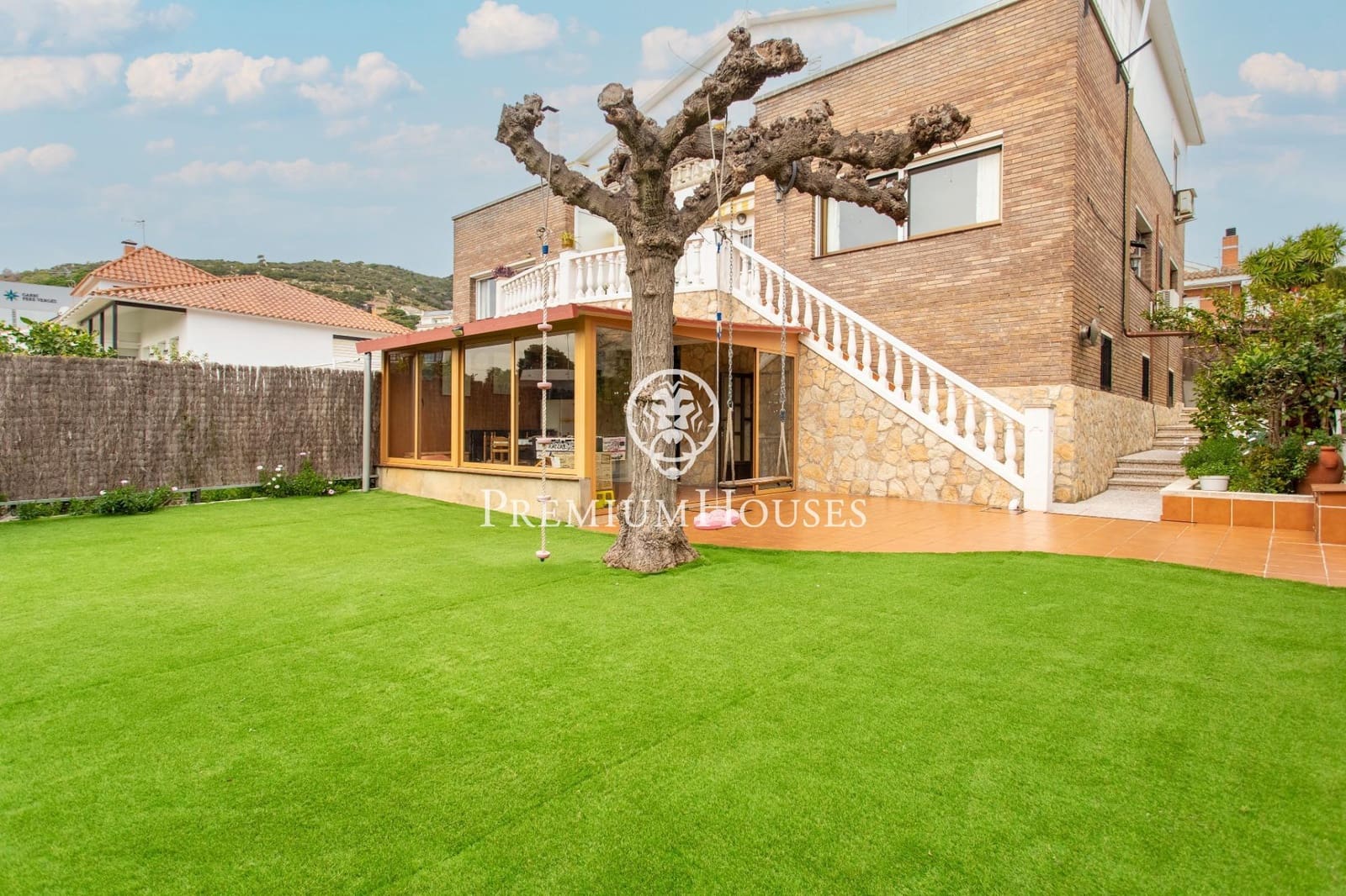 9 bedroom Semi-detached Villa for sale in Badalona with garage - € 1,395,000 (Ref: 9743130)