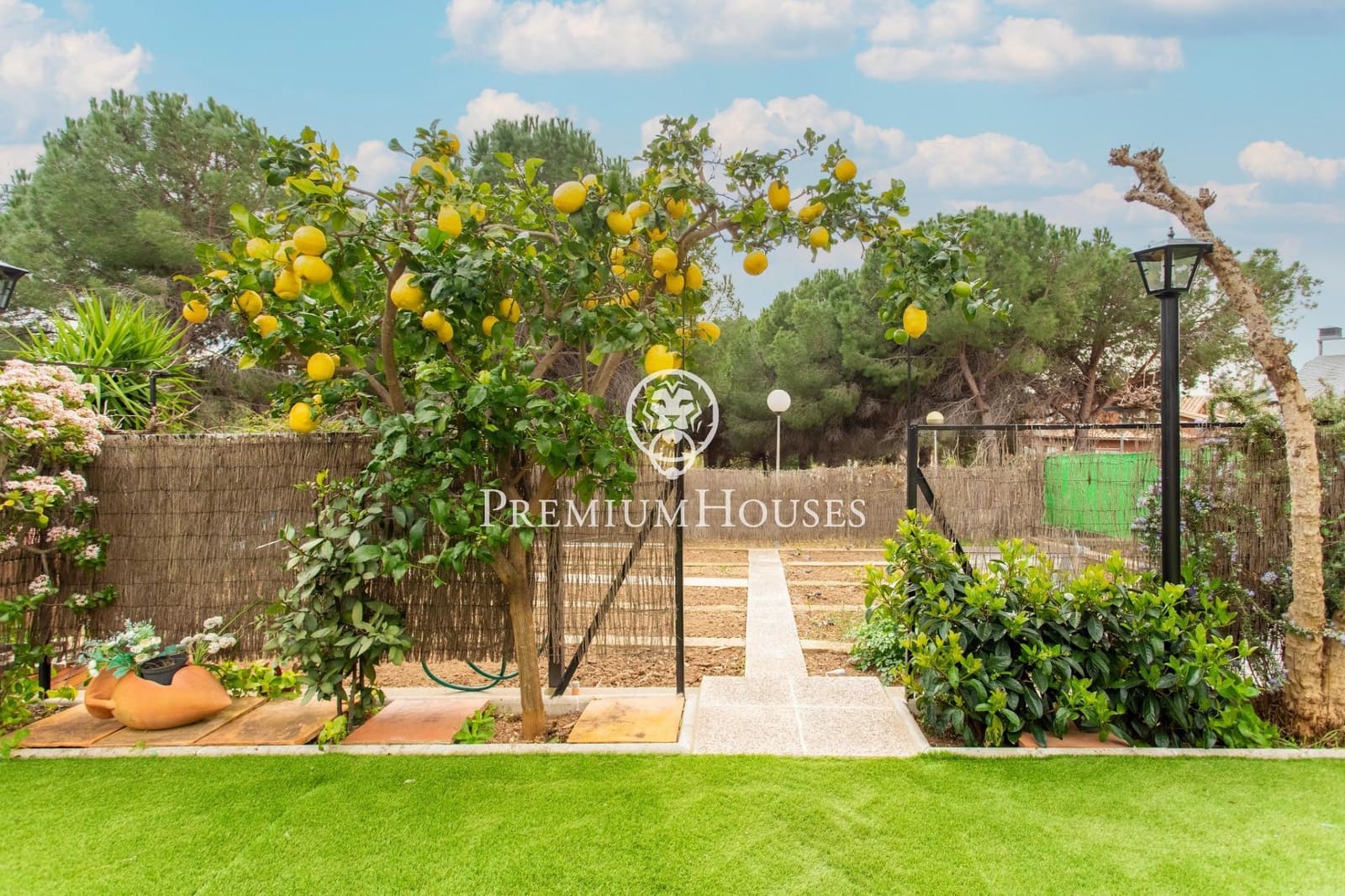 9 bedroom Semi-detached Villa for sale in Badalona with garage - € 1,395,000 (Ref: 9743130)