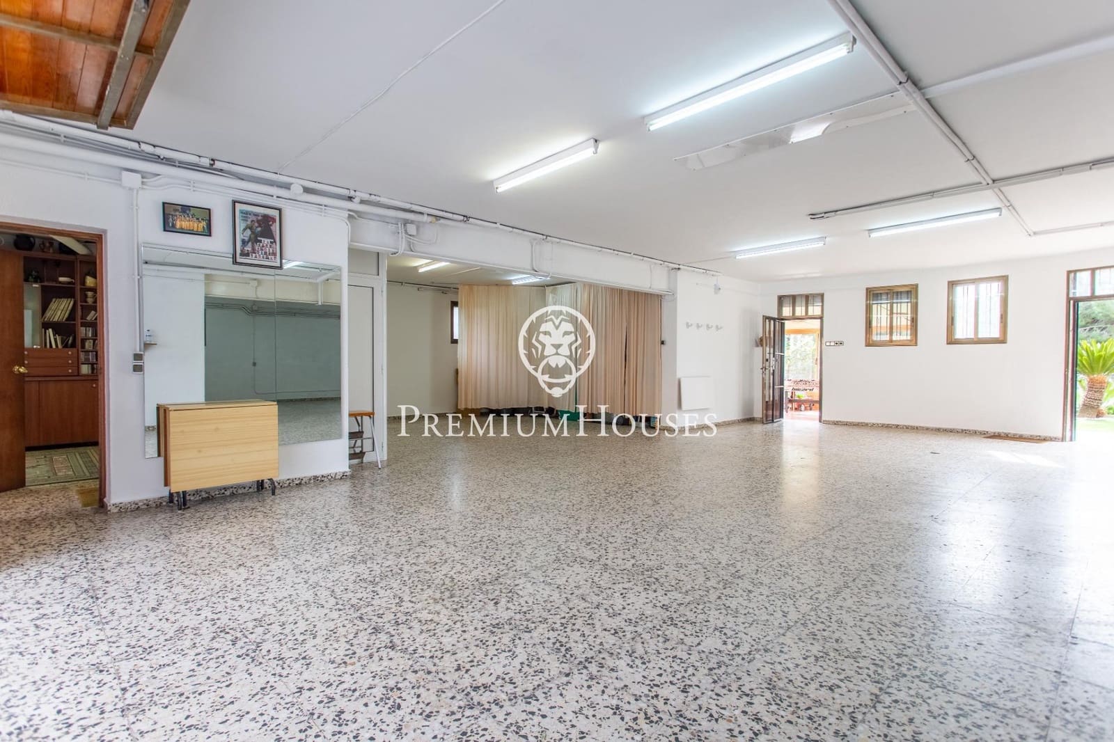 9 bedroom Semi-detached Villa for sale in Badalona with garage - € 1,395,000 (Ref: 9743130)