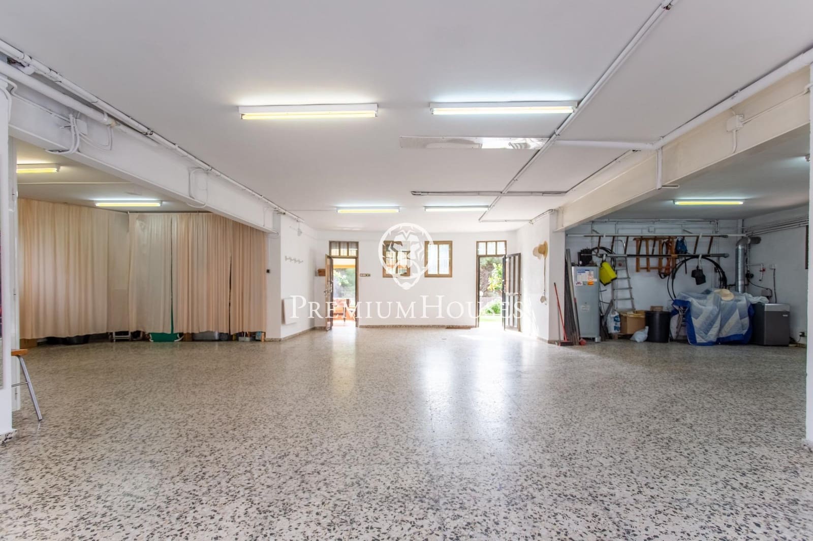 9 bedroom Semi-detached Villa for sale in Badalona with garage - € 1,395,000 (Ref: 9743130)