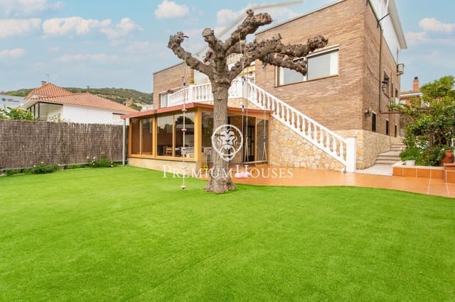 9 bedroom Semi-detached Villa for sale in Badalona with garage - € 1,395,000 (Ref: 9743130)