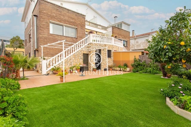 9 bedroom Semi-detached Villa for sale in Badalona with garage - € 1,395,000 (Ref: 9743130)