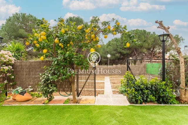 9 bedroom Semi-detached Villa for sale in Badalona with garage - € 1,395,000 (Ref: 9743130)