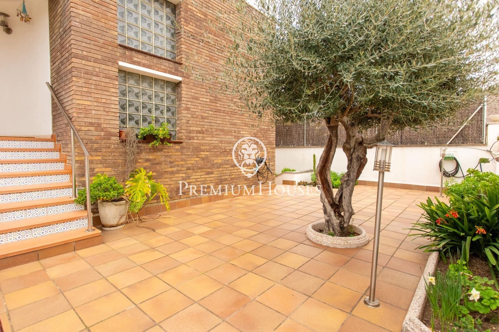 9 bedroom Semi-detached Villa for sale in Badalona with garage - € 1,395,000 (Ref: 9743130)