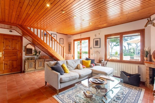 4 soveværelse Villa til salg i Sant Cebrià de Vallalta med swimmingpool garage - € 540.000 (Ref: 9747044)