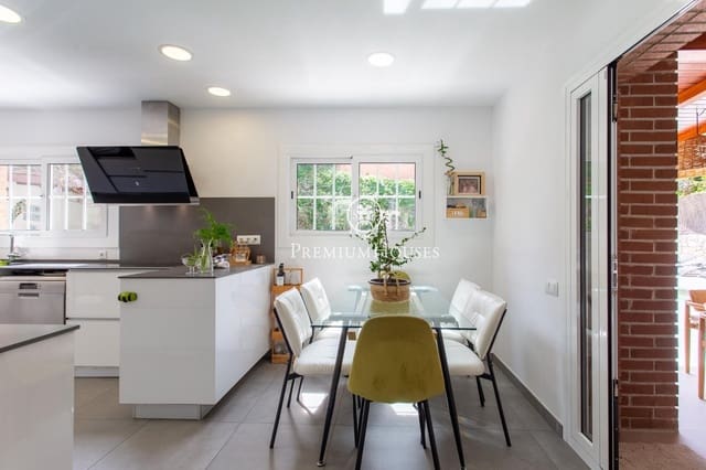 4 slaapkamer Villa te koop in Sant Andreu de Llavaneres met zwembad garage - € 1.350.000 (Ref: 9761976)