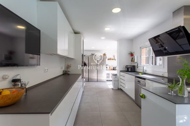 4 slaapkamer Villa te koop in Sant Andreu de Llavaneres met zwembad garage - € 1.350.000 (Ref: 9761976)